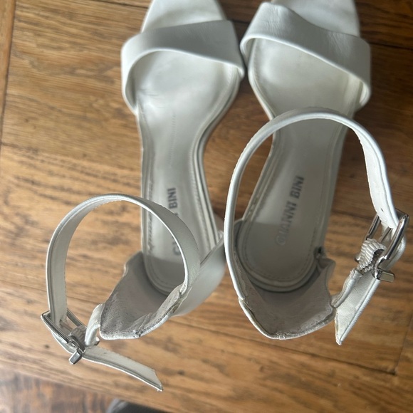 Gianni Bini Joenah Two Piece Ankle Strap Block Heel Dress Sandals White Size 8 - Picture 5 of 9